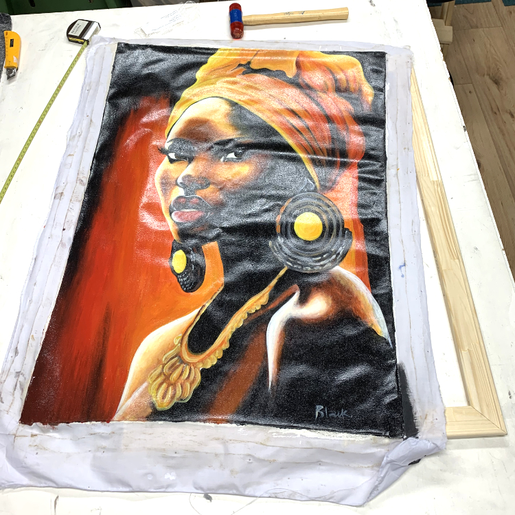 Opspannen van het doek op een spieraam