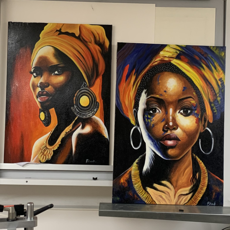 De twee opgespannen portretten