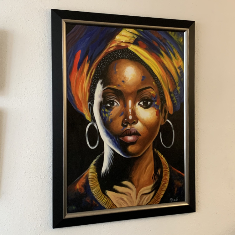 De zilveren binnenrand heeft o.a. een relatie met de oorbellen